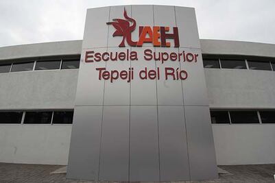 Estudiante de Tepeji protege su libro de estudio ante Indautor