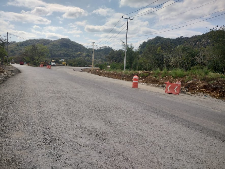 El bloqueo ocurrió en la comunidad de Huextetitla, donde pobladores cerraron la circulación para exigir atención a inconformidades relacionadas con el pago de predios afectados por la obra.