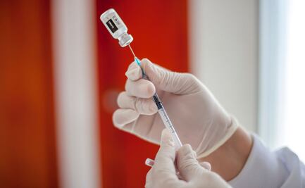 "Grupos antivacunas" quienes señalan a AstraZeneca, dice experto