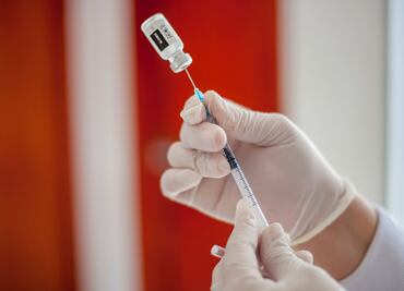 "Grupos antivacunas" quienes señalan a AstraZeneca, dice experto