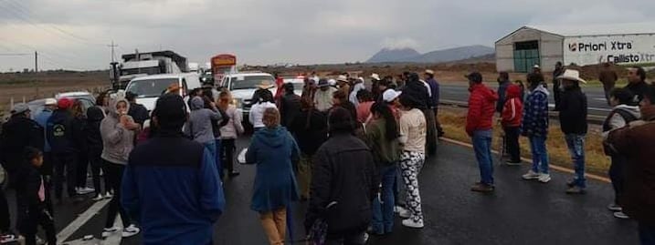 Pobladores de Singuilucan mantiene bloqueada la México-Tuxpan