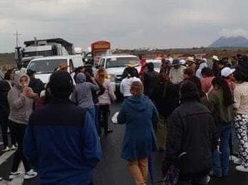 Pobladores de Singuilucan mantiene bloqueada la México-Tuxpan