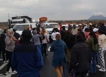 Pobladores de Singuilucan mantiene bloqueada la México-Tuxpan