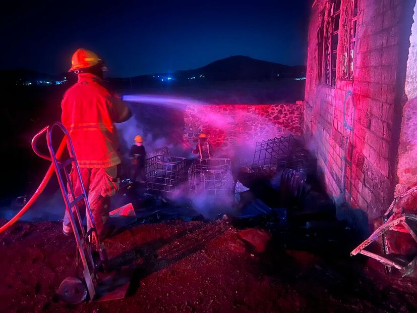 Incendio consume restaurante en la México-Tuxpan; combustible habría causado el siniestro | Foto: Especial