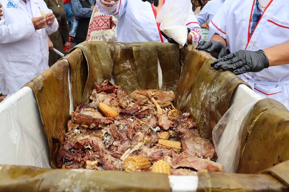 Los asistentes pudieron disfrutar de la denominada barbacoa más grande de México, en la cual se utilizaron más de 65 borregos, además de 200 pollos que fueron preparados estilo ximbo, acompañados de 1500 litros de consomé, los cuales fueron distribuidos de manera gratuita I Foto: Especial