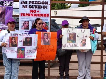 Familiares exigen sentencia por triple feminicidio durante audiencia en Tulancingo
