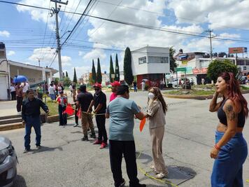 Vecinos bloquean avenida de Los Árboles por falta de agua en Mineral de la Reforma