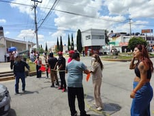Vecinos bloquean avenida de Los Árboles por falta de agua en Mineral de la Reforma