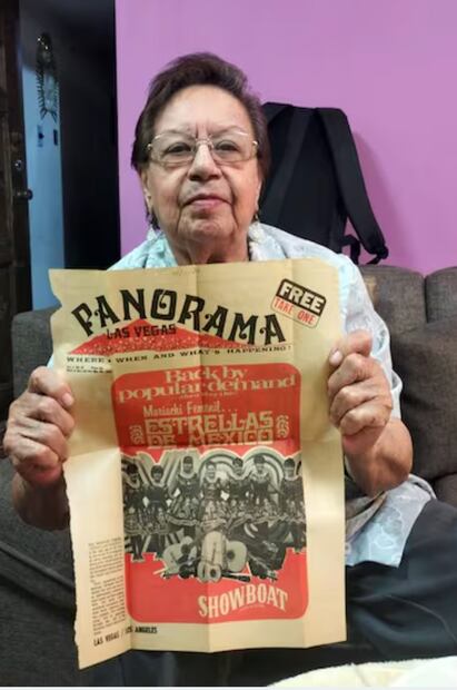 Chatita, veterana del mariachi internacional, sostiene uno de los recuerdos de su paso por Estados Unidos. Colección Particular.