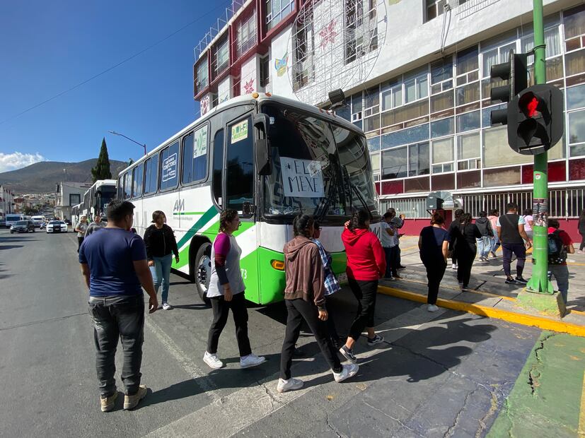 Reclaman estudiantes de El Mexe internado, uniformes y combis | Foto: Luis Soriano