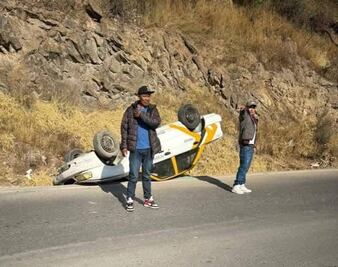 Volcadura de taxi empaña celebración del Día del Taxista en Pachuca