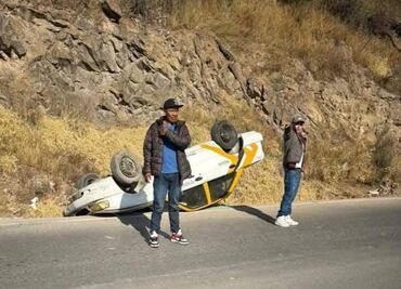 Volcadura de taxi empaña celebración del Día del Taxista en Pachuca