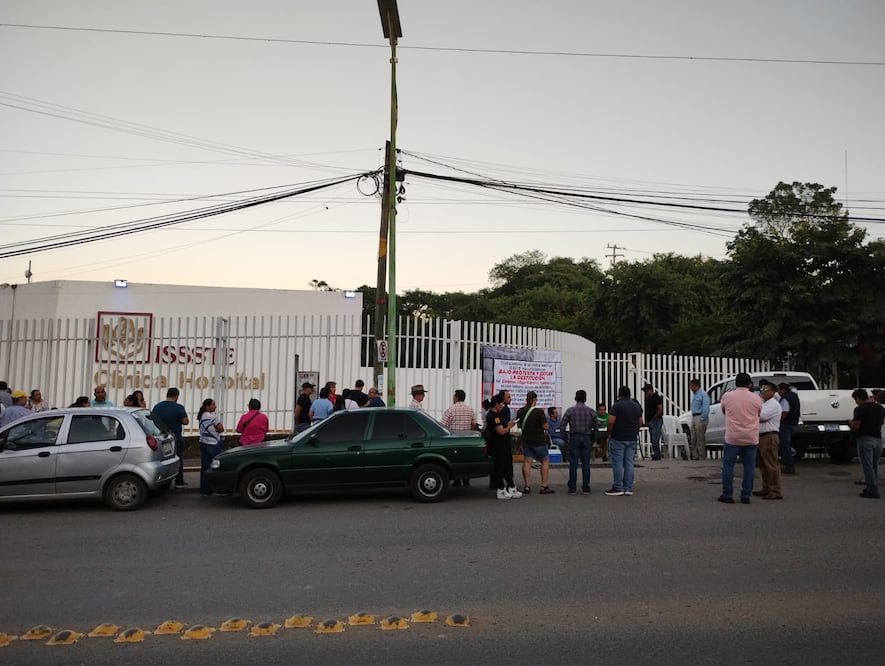 La tarde de este domingo 24 de noviembre el médico oftalmólogo de la Clínica del ISSSTE Huejutla, Favio Lara Galván inició una huelga de hambre en las afueras del nosocomio I Foto: Francisco Bautista