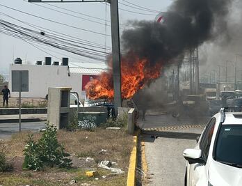 Urvan se incendia tras choque en bulevar Colosio; 12 pasajeros afectados