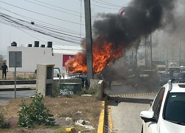Urvan se incendia tras choque en bulevar Colosio; 12 pasajeros afectados