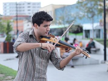 Marco Torres, el joven violinista que enamora con su música en Plaza Independencia