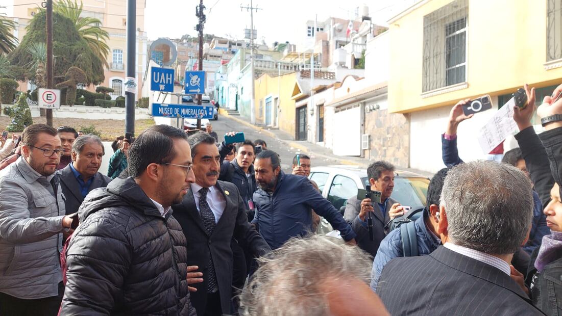 Rector de la UAEH huye en taxi tras tenso diálogo con estudiantes | Foto: Lorena Rosas