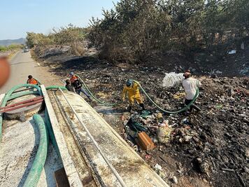 Sofocan incendio en tiradero clandestino de la localidad de Santa Cruz, Huejutla