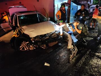Choque entre auto y asfaltadora deja tres heridos en Huejutla