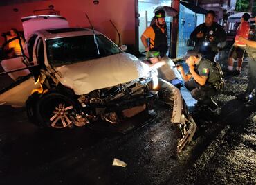 Choque entre auto y asfaltadora deja tres heridos en Huejutla