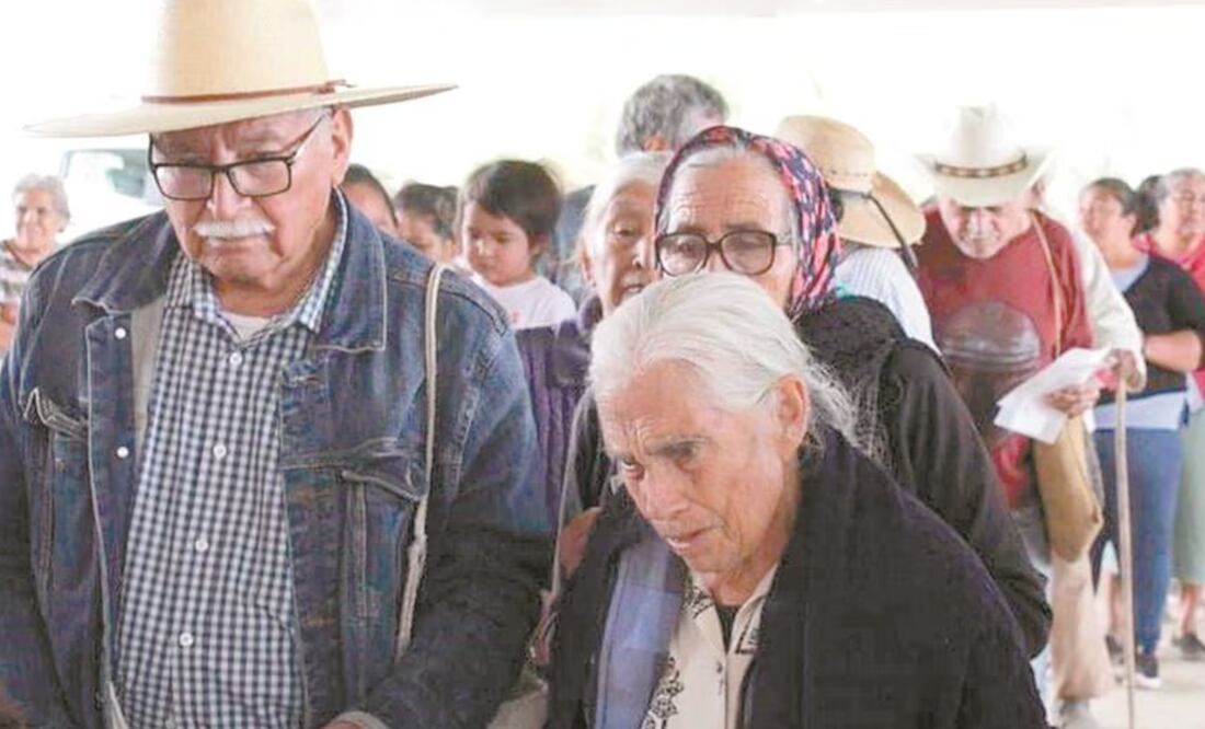 López Obrador recordó que por la veda electoral se adelantaron la entrega de programas sociales, por ejemplo, la Pensión de Adultos Mayores. Foto: EL UNIVERSAL