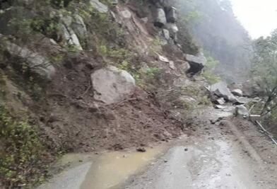 Se registran derrumbes y deslaves por lluvias en la Sierra Gorda; carretera local cerrada