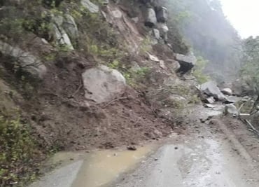 Se registran derrumbes y deslaves por lluvias en la Sierra Gorda; carretera local cerrada