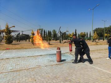 Capacitan a comerciantes de Tizayuca en prevención de incendios y salud