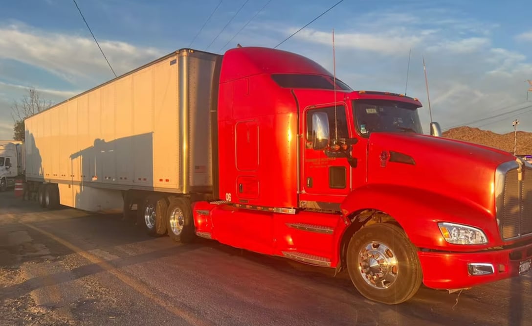 Solamente en la aduanas de Ciudad Juárez quedaron detenidos mil unidades, mientras que en Tijuana quedaron 500, de acuerdo con representantes de la Cámara Nacional del Autotransporte de Carga. Foto: Archivo/El Universal