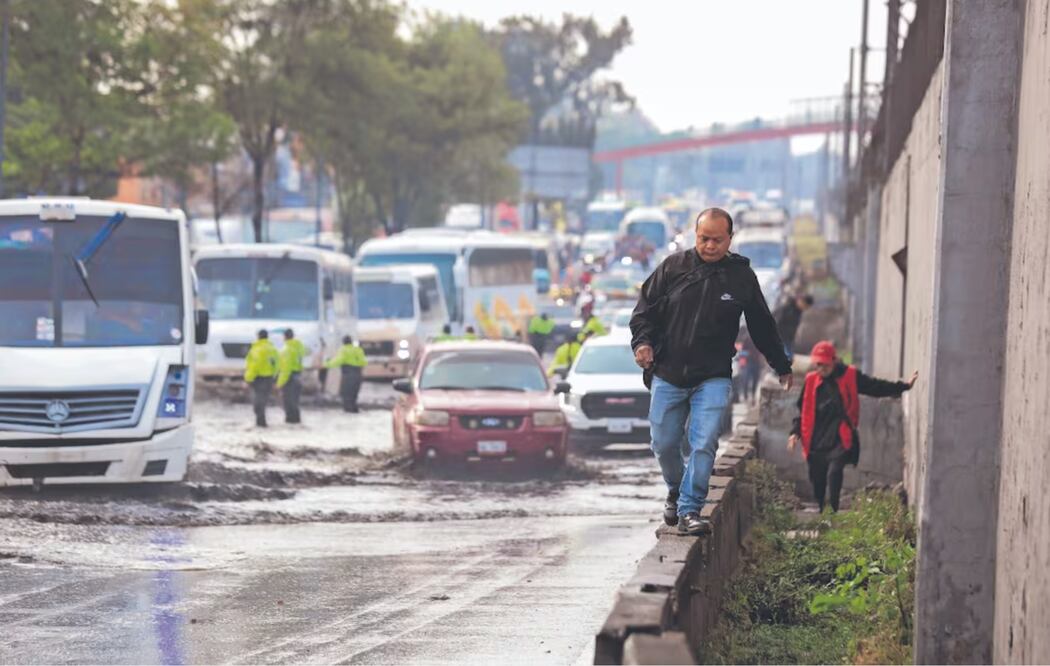 La jefa de Gobierno de la CDMX dijo que se registró la caída de 10.2 millones de metros cúbicos de agua, casi la capacidad de la presa Madín, ubicada en el Estado de México. Foto: de Francisco Rodríguez. El Universal