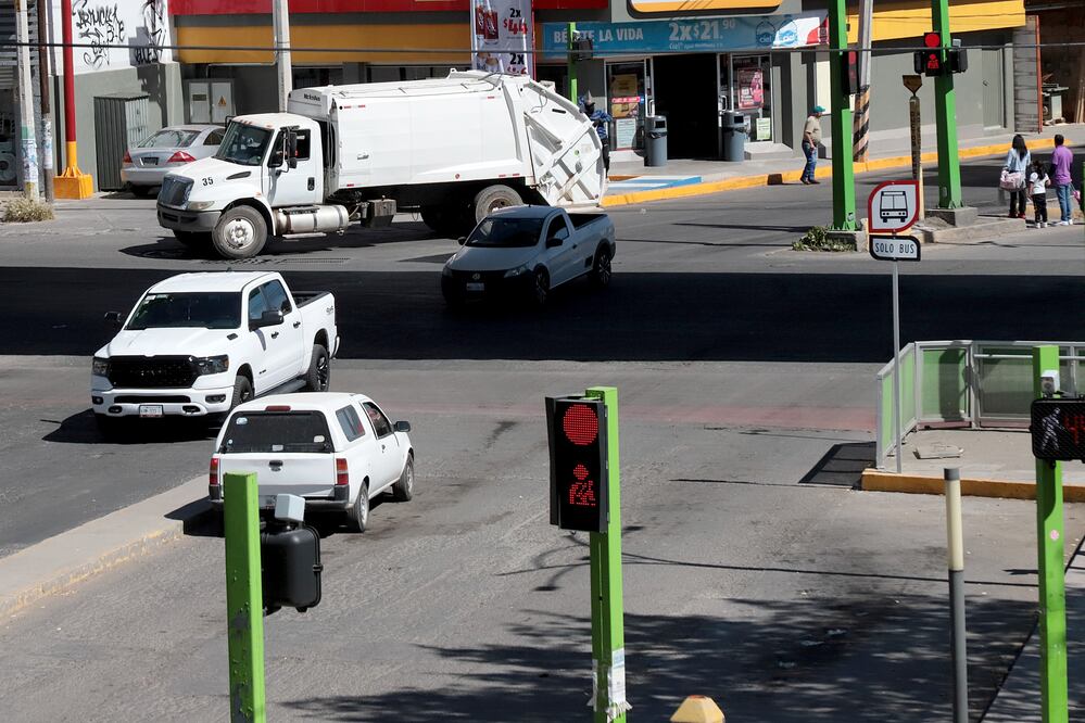 El controlador de los dos semáforos que no funcionan en avenida Madero fue dañado por un vehículo que lo impactó, debido a que el conductor manejaba en estado de ebriedad.