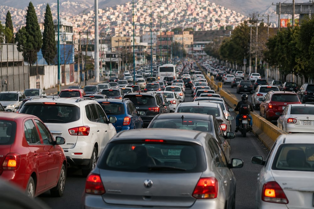 El tráfico ya roba hasta tres horas al día a habitantes de Pachuca | Imagen generada con IA