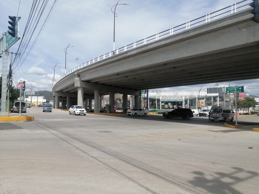 Sin operar los semáforos del distribuidor vial Tulancingo-Jaltepec | Foto: Grisel Lira