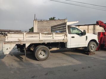 Detienen a una mujer por robo de camioneta materialista en Tizayuca