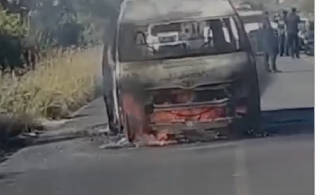 El personal de Protección Civil y Bomberos de Epazoyucan trabajó intensamente para apagar las llamas, aunque el fuego causó daños severos en la parte delantera de la camioneta tipo Urvan.