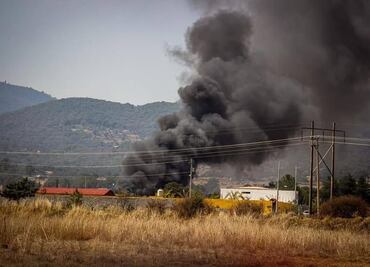 Incendio de llantas y pasto seco genera temor en La Joya, Santiago Tulantepec