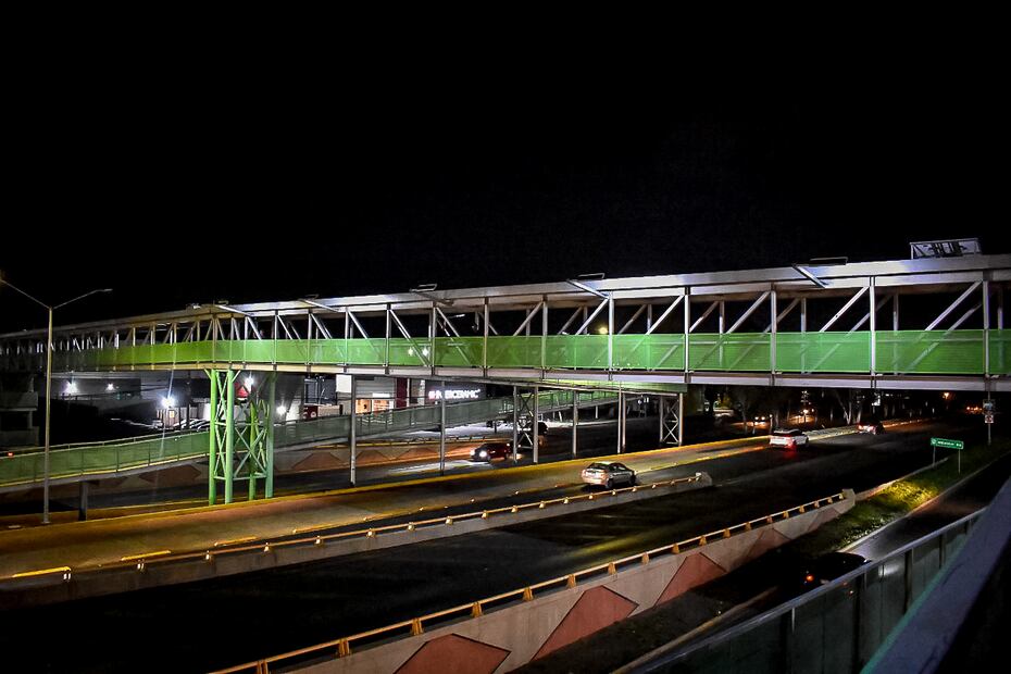 Corredor Seguro: Ponen en marcha iluminación de puentes peatonales del Tuzobús | Foto: Cortesía