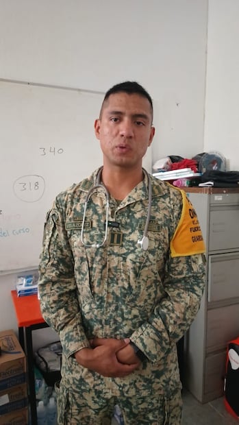 Atención médica en cabecera municipal y comunidades de Huehuetla como parte del Plan DN-III-E.
Fotos Lourdes Naranjo