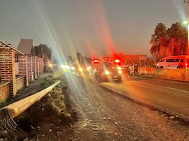 Camioneta de lujo derriba poste en la carretera Tepatepec-Actopan