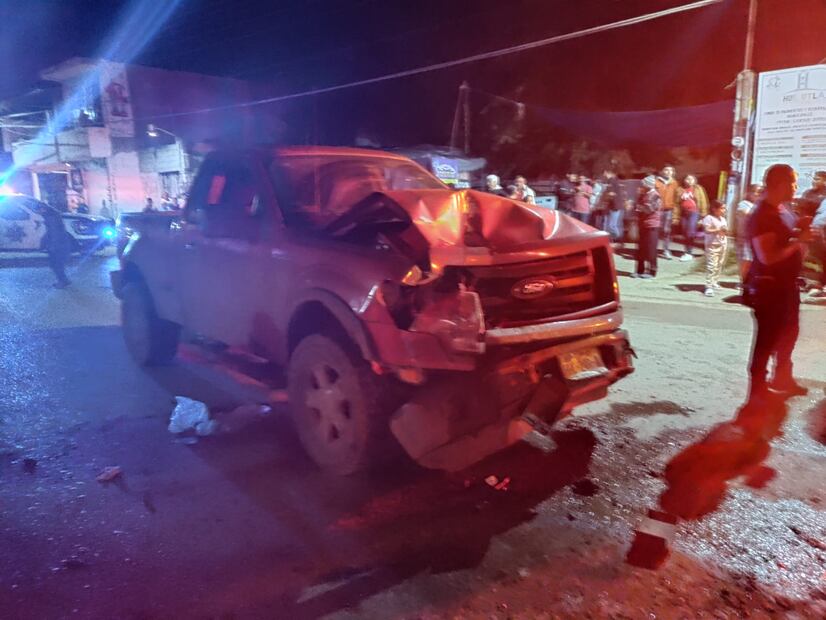 Choque entre camionetas deja seis heridos y causa daños en Huejutla | Foto: Especial
