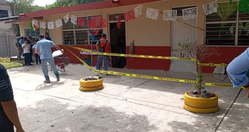 En San Felipe Orizatlán, alumno es herido al caerle concreto de techado en la cabeza