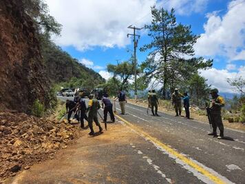 Continúan sin habilitar carretera en Nicolás Flores, afectada por derrumbes y deslaves.