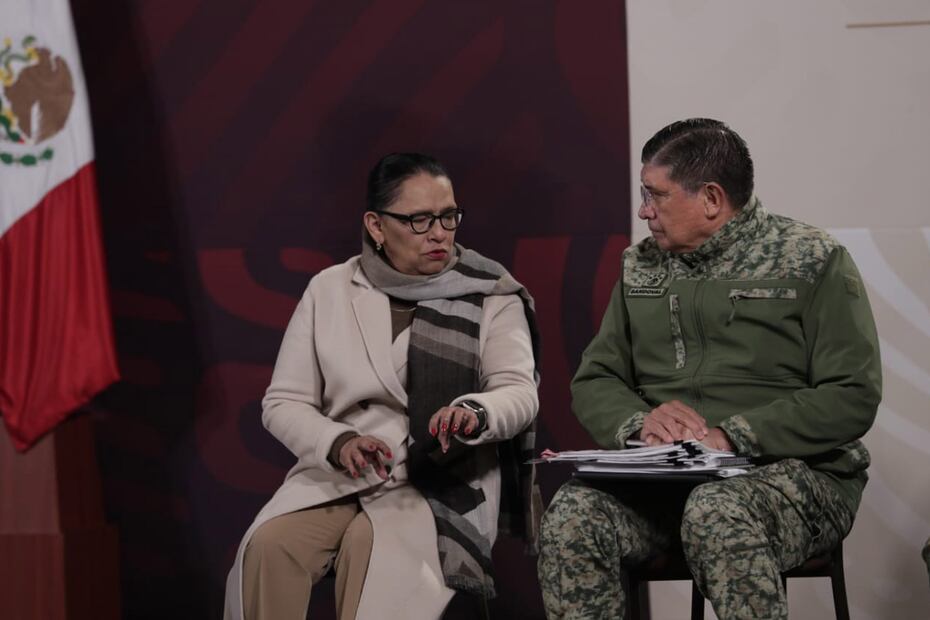 Este miércoles 13 de diciembre de 2023, en conferencia matutina desde Palacio Nacional, Rosa Icela Rodríguez, secretaria de seguridad y Luis Cresencio Sandoval, titular de Sedena | Foto: Agencia EL UNIVERSAL
