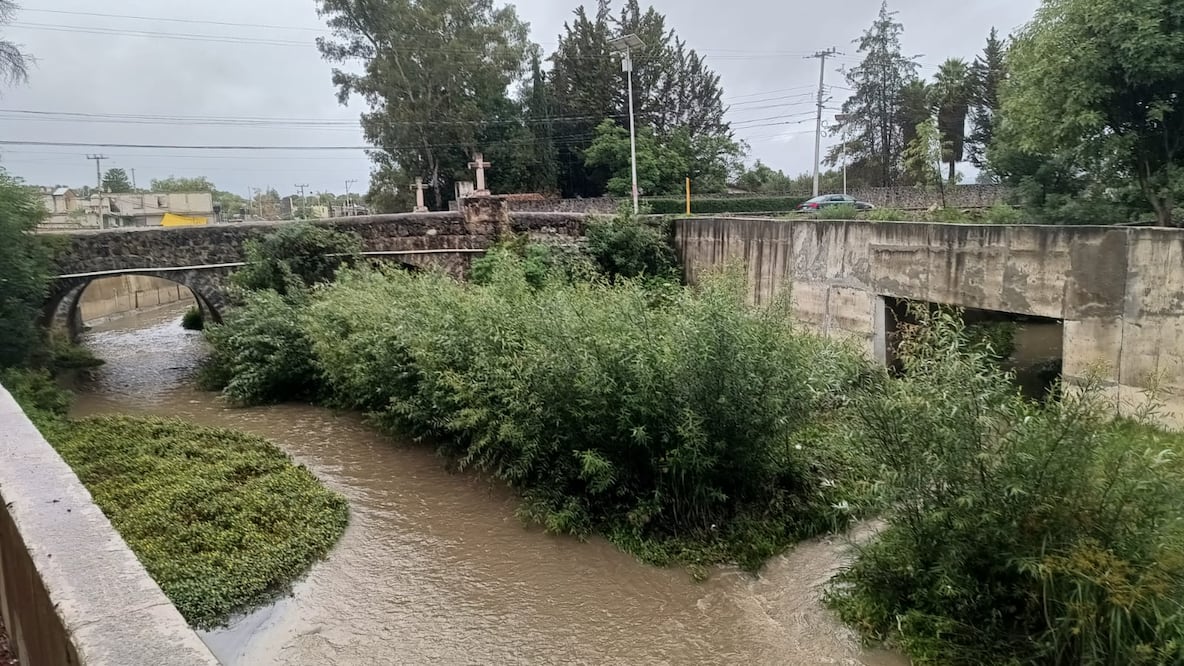 Elementos de Bomberos y Protección Civil de Santiago Tulantepec realizaron faenas de limpieza a mano tanto en la barranca El Salado como La Palpa, a fin de que el agua pluvial transite sin obstrucción.
Foto: Grisel Lira