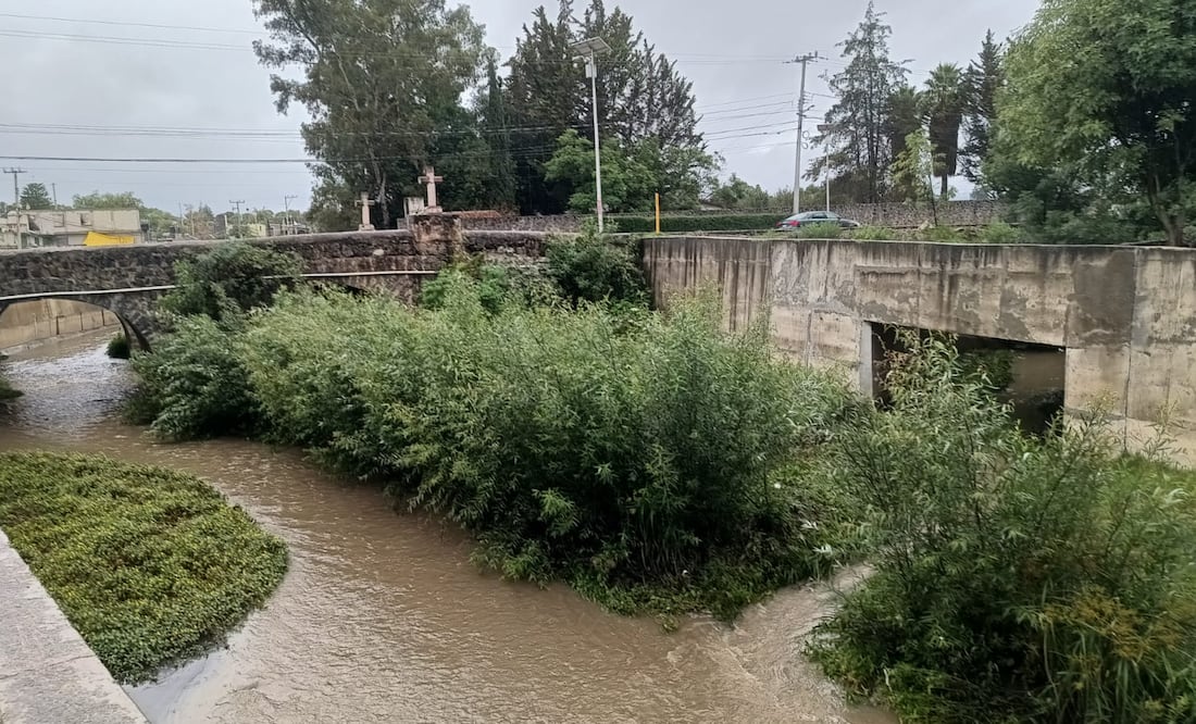 Elementos de Bomberos y Protección Civil de Santiago Tulantepec realizaron faenas de limpieza a mano tanto en la barranca El Salado como La Palpa, a fin de que el agua pluvial transite sin obstrucción.
Foto: Grisel Lira