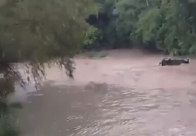 Arrastra corriente del río Tultitlán una camioneta