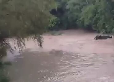 Arrastra corriente del río Tultitlán una camioneta