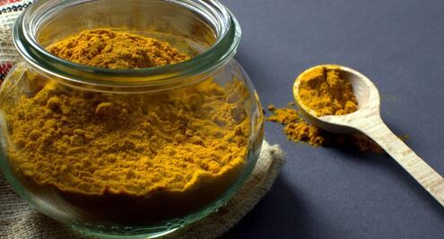 Toma infusión por las noches con cúrcuma y depura tu hígado