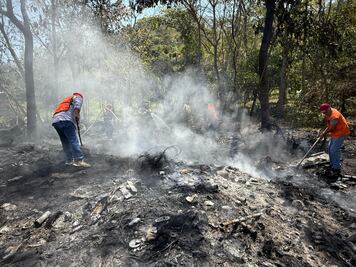 Incendio por quema de llantas moviliza a cuerpos de emergencia en Huejutla