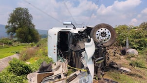 Muere operador de tráiler tras aparatoso accidente en el Arco Norte; circulación colapsó por más de ocho horas